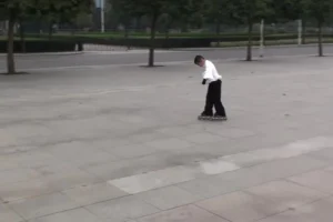 轮滑入门到精通教程：基础滑行/花样技巧/刹车训练