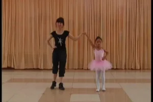 幼儿园大班创新集体舞8节视频教程