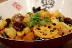 麻辣香锅制作全攻略：从香料到炒制一步到位