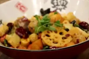 麻辣香锅制作全攻略：从香料到炒制一步到位